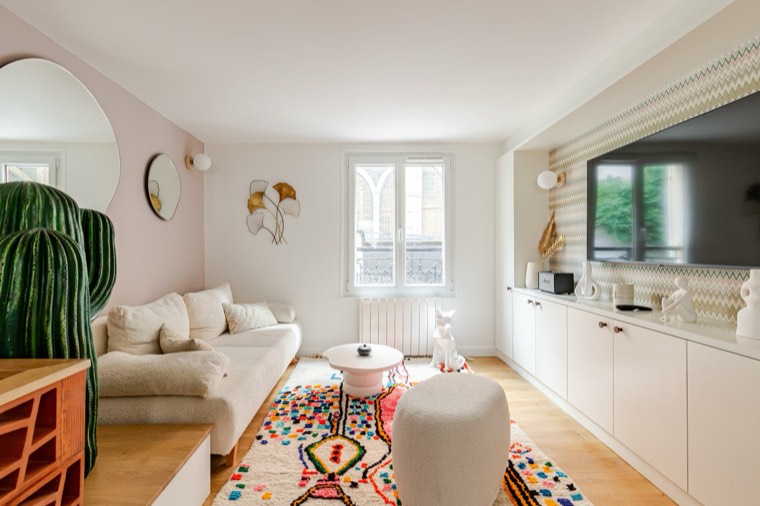 Le salon et son canapé face à la télévision