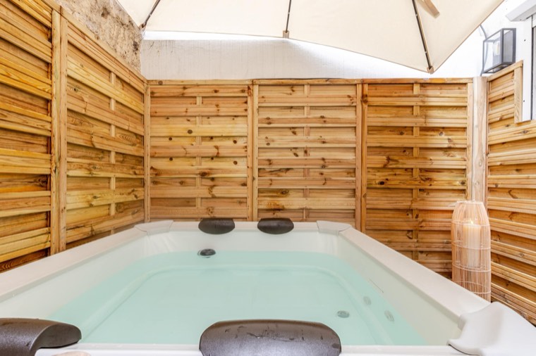 Le jacuzzi de la terrasse privée