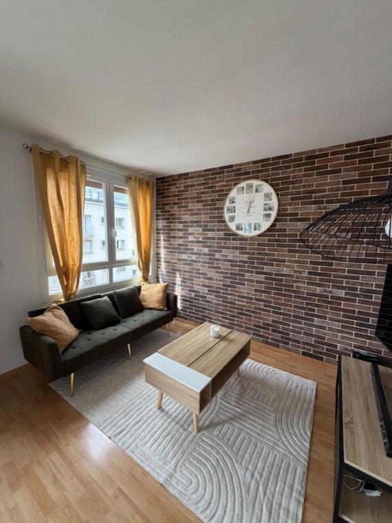 Le salon et son mur de briques