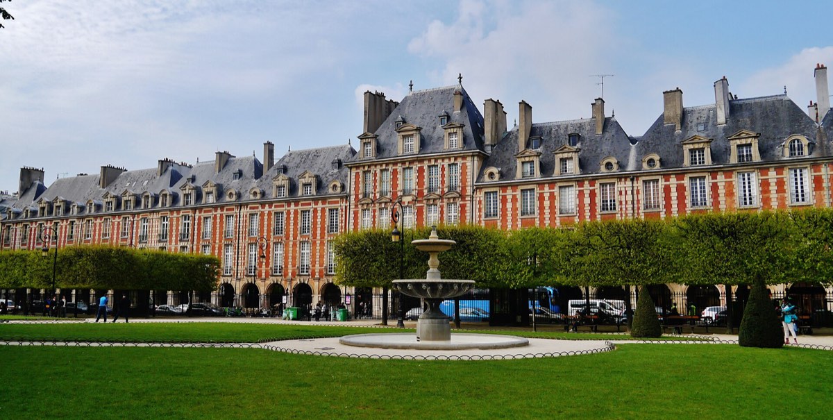 Les façades de brique de la place des Vosges et son jardin