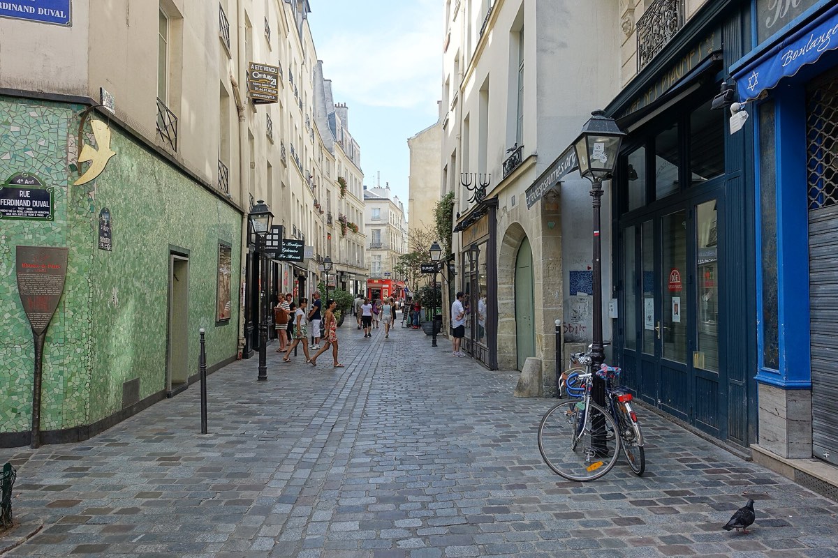 La rue des Rosiers et ses boutiques, dans le Marais
