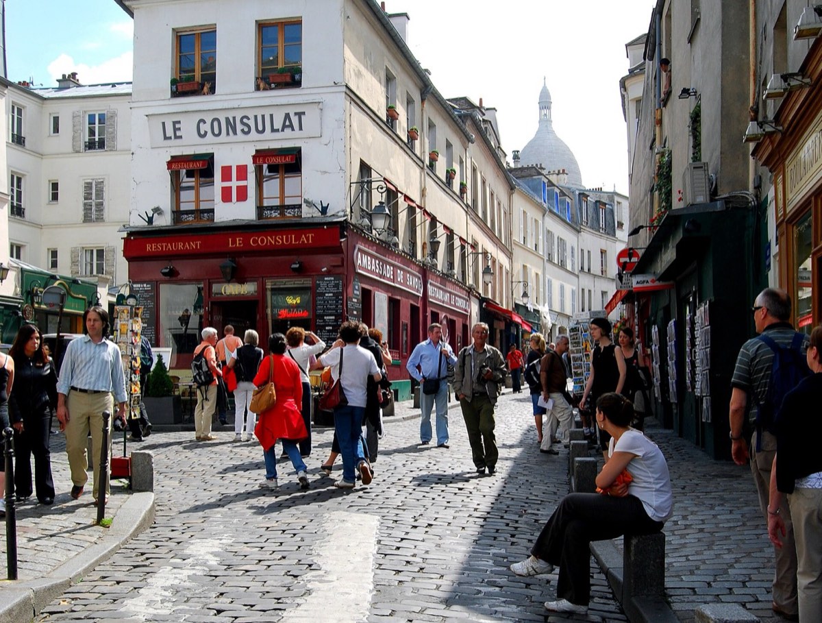 Le café Le Consulat, à l'angle de la rue Norvins