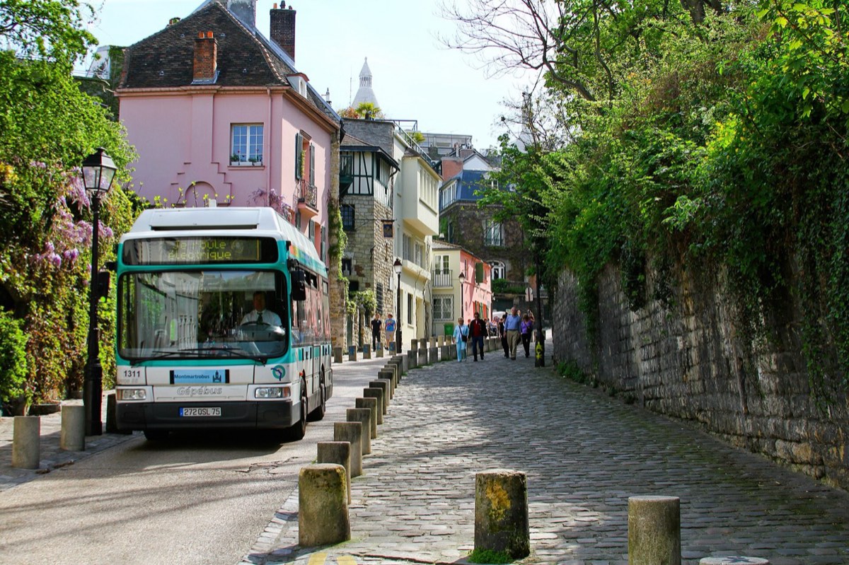 La rue de l'Abreuvoir, ruelle pavée du haut de Montmartre