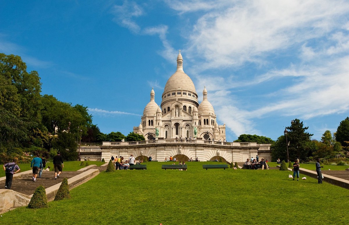 La basilique du Sacré-Cœur vue depuis les jardins