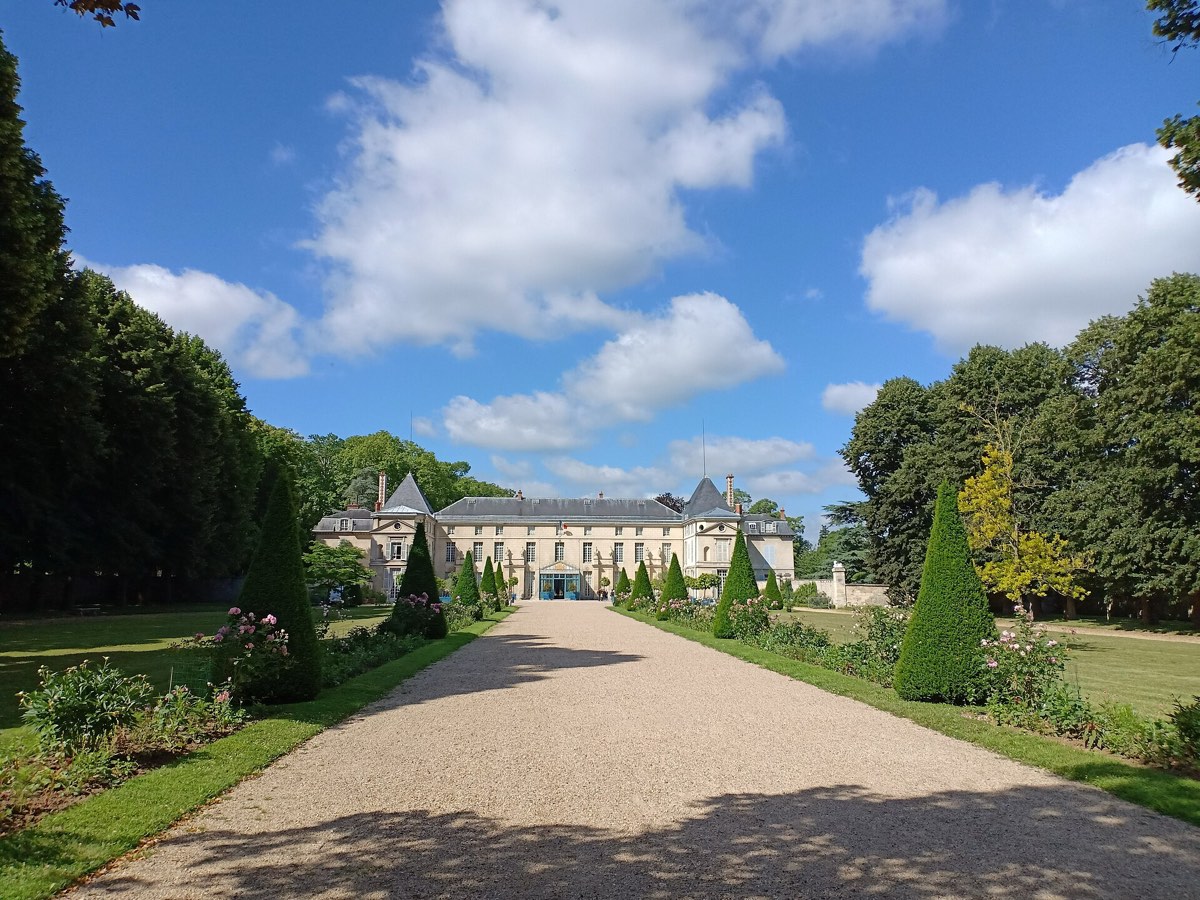 Le château de Malmaison au bout de sa pelouse