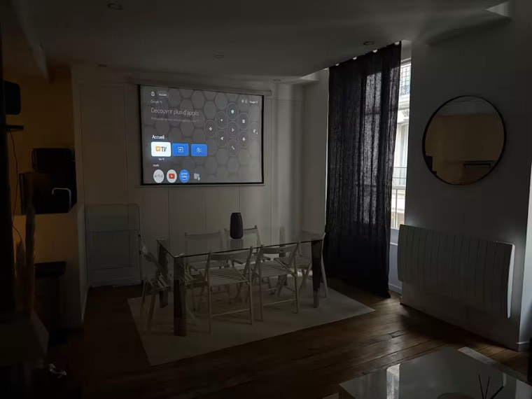 Le coin cinéma avec écran de rétroprojection