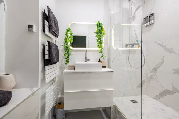 La salle de bain et sa douche à l'italienne
