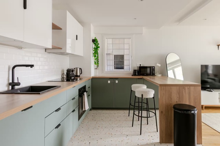La cuisine vert d'eau et son bar