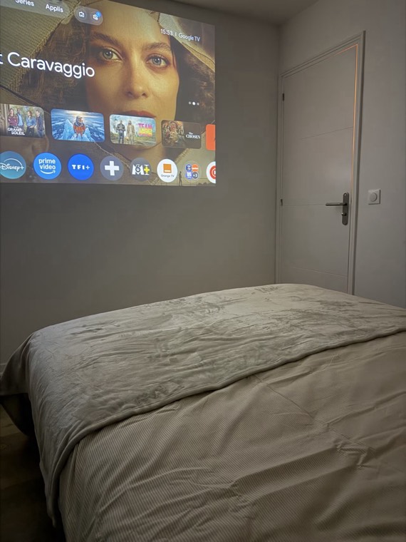 Une chambre transformée en salle de cinéma par son rétroprojecteur