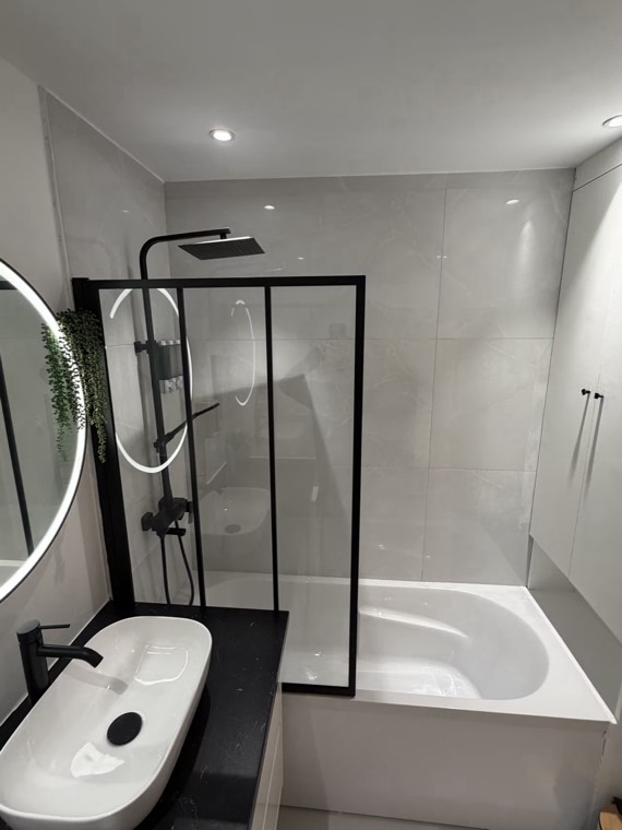 La salle de bain, baignoire et douche